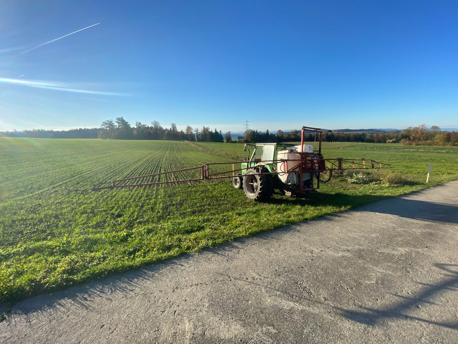 Feldspritze bringt Kompostextrakt auf einem Winterweizenfeld aus