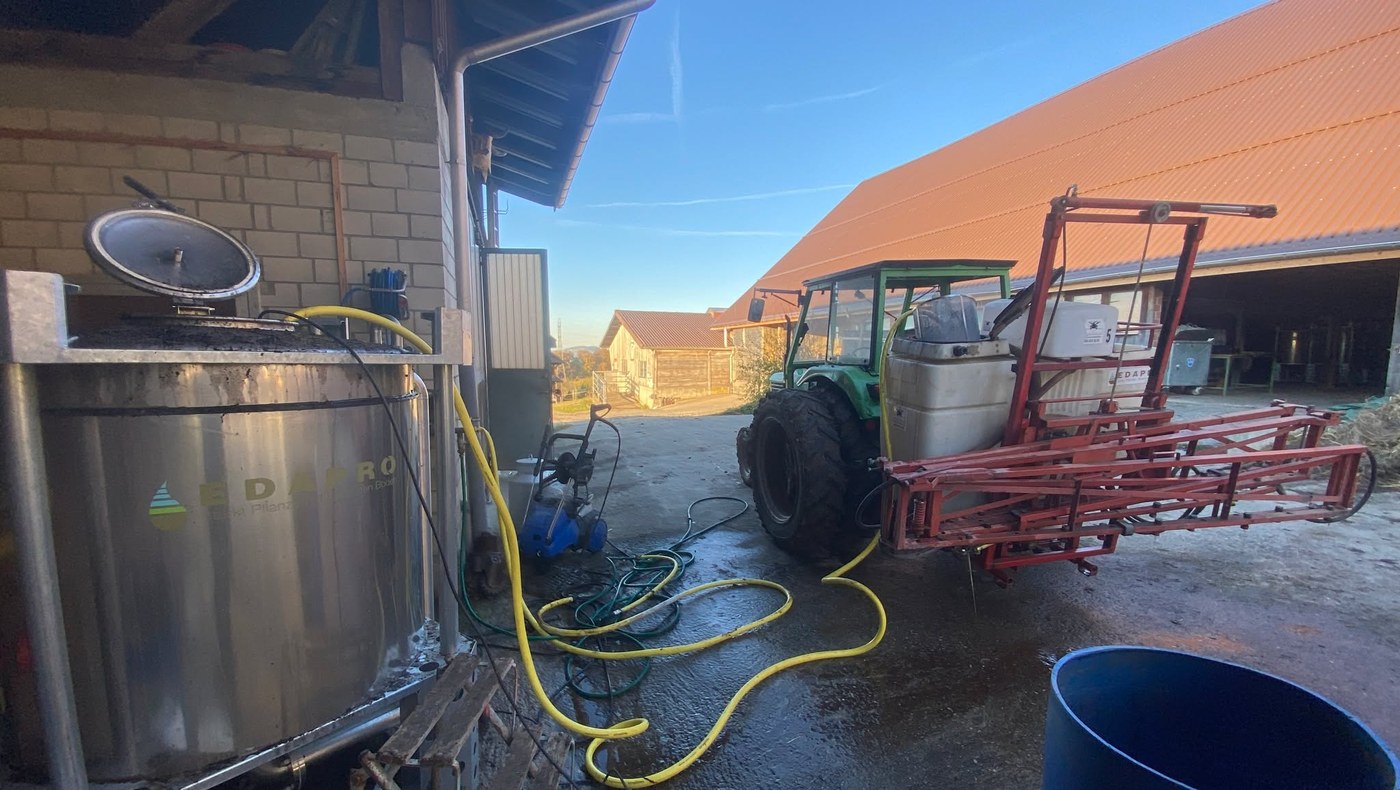 Brausystem auf dem Hof, Schlauch führt zur Feldspritze am Traktor